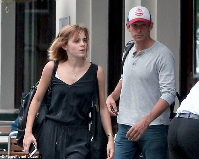 ‘Cô phù thủy nhỏ’ Emma Watson chia tay bạn trai hơn 10 tuổi - ảnh 2