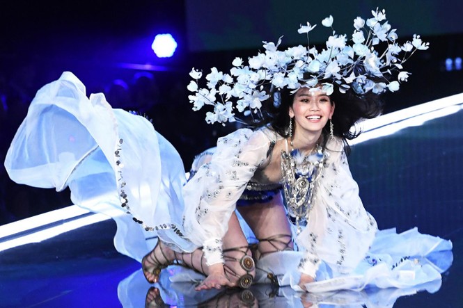 ‘Chân dài’ ngã sấp ở show nội y Victoria’s Secret đang yêu thiếu gia giàu có - ảnh 5