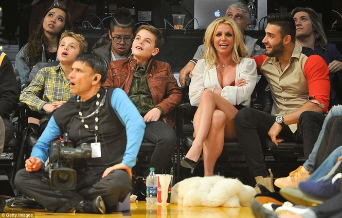 Britney Spears không ngừng tình tứ bồ trẻ kém 13 tuổi - ảnh 3