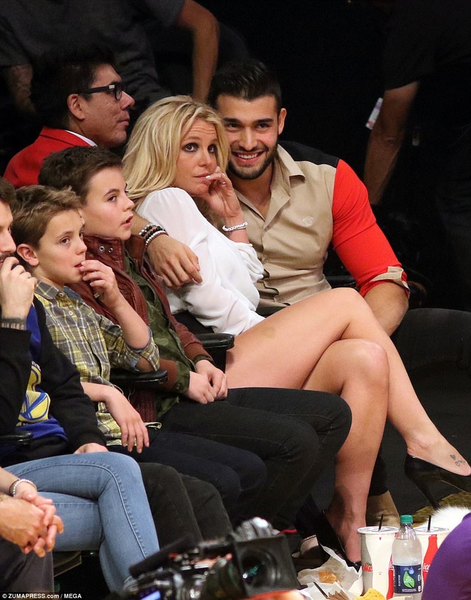 Britney Spears không ngừng tình tứ bồ trẻ kém 13 tuổi - ảnh 5