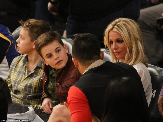 Britney Spears không ngừng tình tứ bồ trẻ kém 13 tuổi - ảnh 4