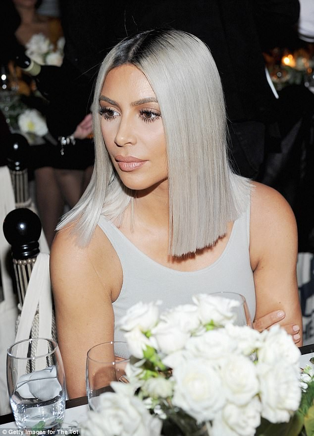 Kim Kardashian diện đầm ôm cắt xẻ khoe dáng đồng hồ cát - ảnh 2