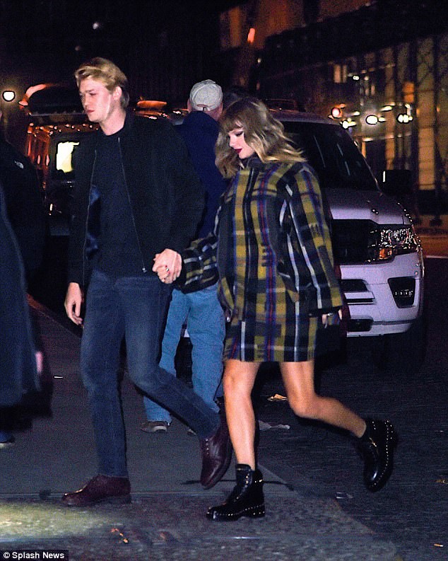 Taylor Swift lần đầu công khai nắm tay tình trẻ trên phố đông - ảnh 2