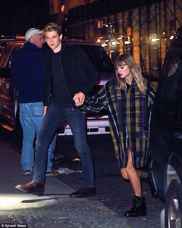 Taylor Swift lần đầu công khai nắm tay tình trẻ trên phố đông - ảnh 1