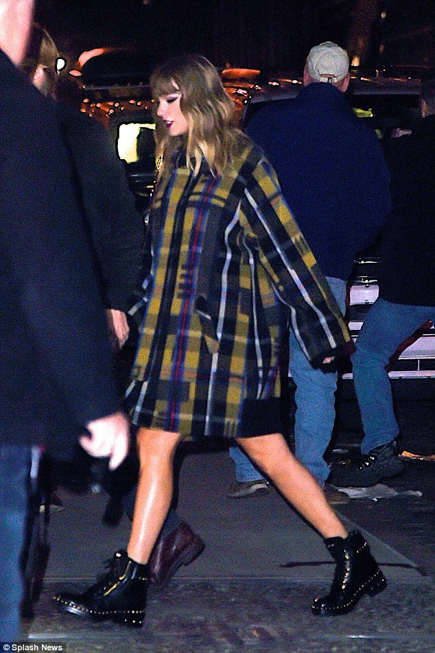 Taylor Swift lần đầu công khai nắm tay tình trẻ trên phố đông - ảnh 3