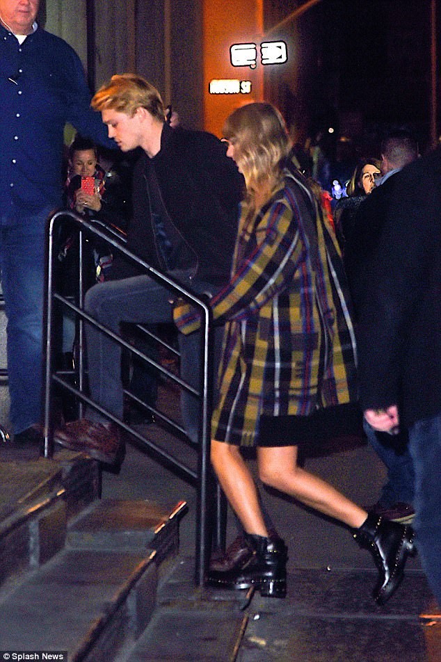 Taylor Swift lần đầu công khai nắm tay tình trẻ trên phố đông - ảnh 7