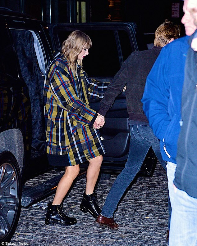 Taylor Swift lần đầu công khai nắm tay tình trẻ trên phố đông - ảnh 5