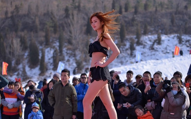 20 cô gái diện bikini thi người đẹp giữa trời tuyết giá - ảnh 1