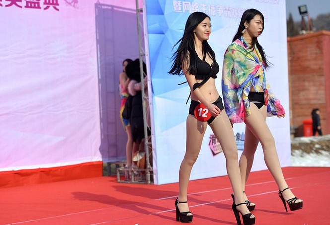 20 cô gái diện bikini thi người đẹp giữa trời tuyết giá - ảnh 4