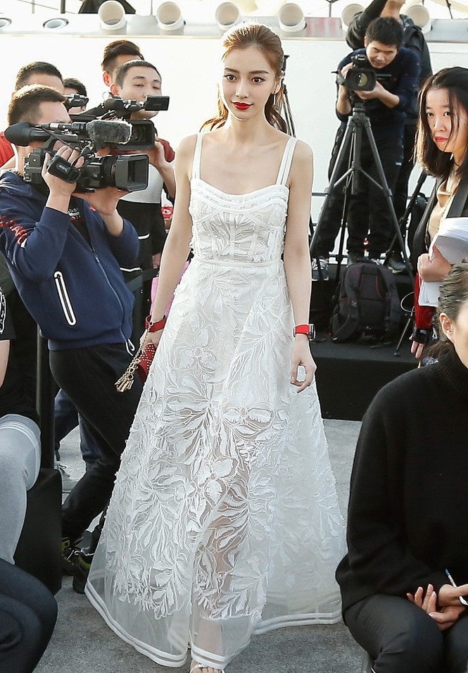 Angelababy diện váy mỏng manh giữa trời đông - ảnh 1
