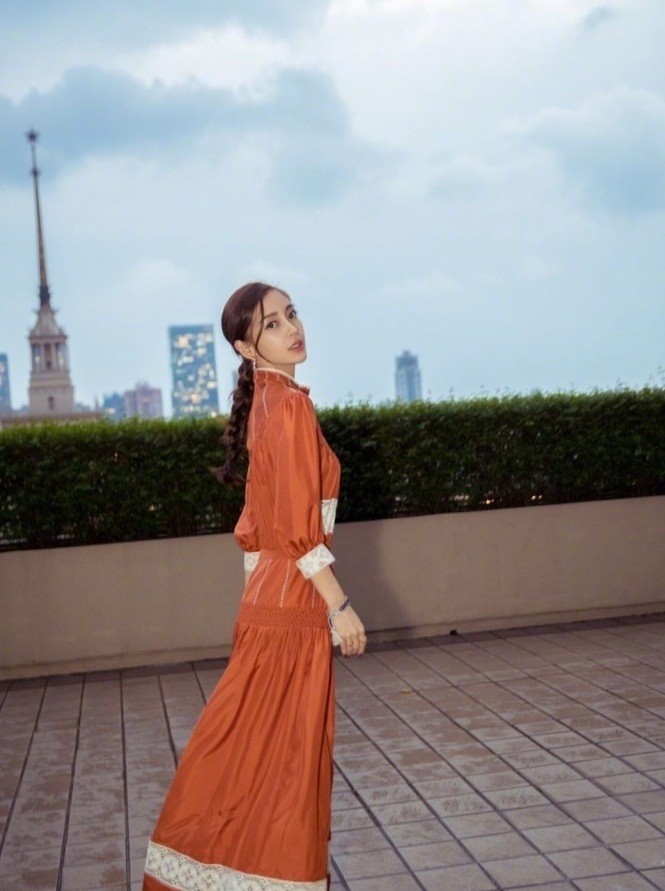 Angelababy diện váy mỏng manh giữa trời đông - ảnh 9