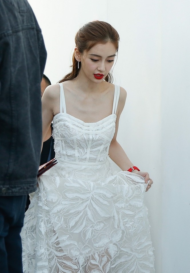 Angelababy diện váy mỏng manh giữa trời đông - ảnh 2
