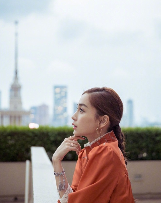 Angelababy diện váy mỏng manh giữa trời đông - ảnh 8