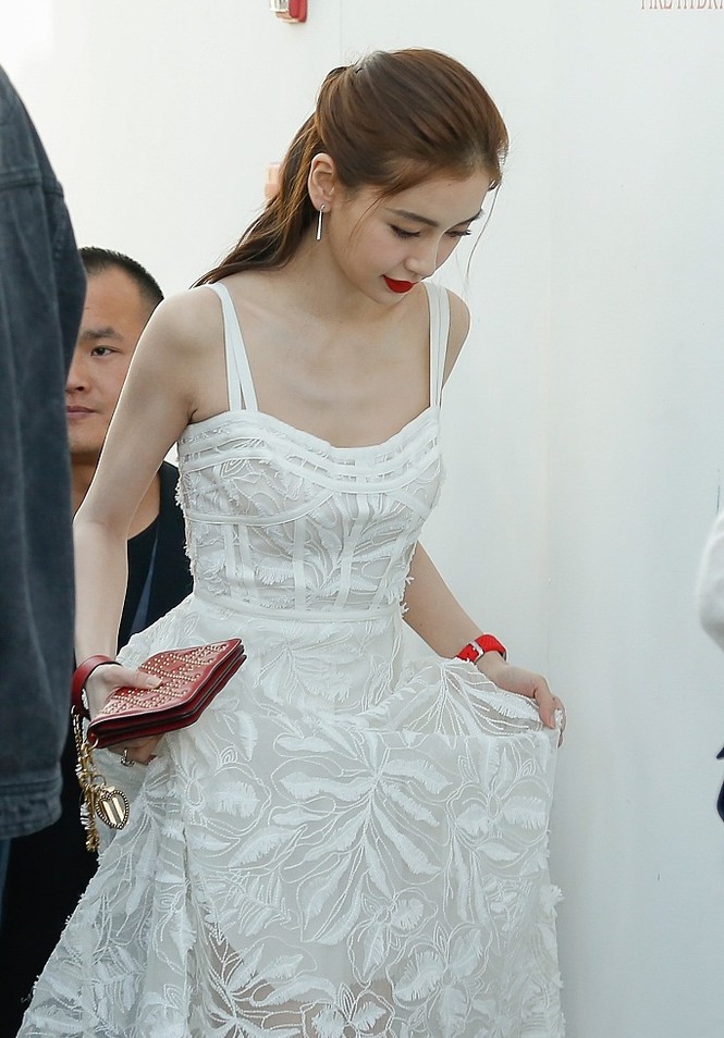 Angelababy diện váy mỏng manh giữa trời đông - ảnh 3