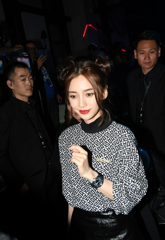 Angelababy diện váy mỏng manh giữa trời đông - ảnh 6