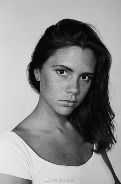 Victoria Beckham thuở trăng rằm: Tươi tắn, tròn đầy gợi cảm - ảnh 9