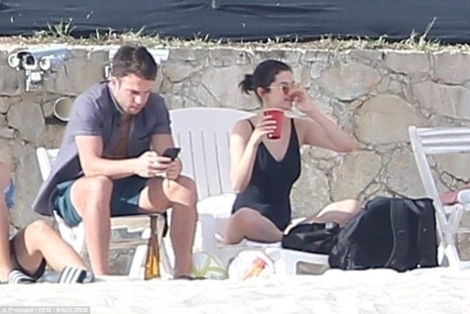 Selena Gomez đẫy đà diện áo tắm - ảnh 3