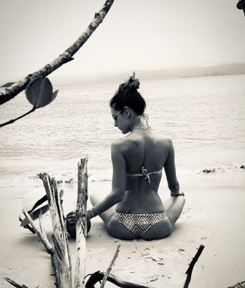 Alessandra Ambrosio gợi cảm như nữ thần ở biển - ảnh 4
