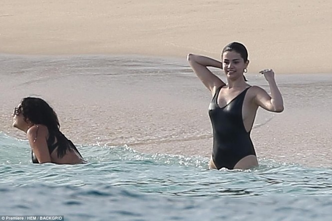 Selena Gomez đẫy đà diện áo tắm - ảnh 5