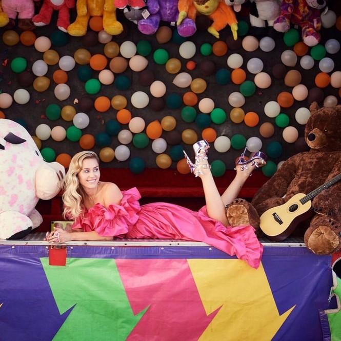 Năm mới, Miley Cyrus và bạn trai cải tạo nhà triệu đô để sinh con - ảnh 9