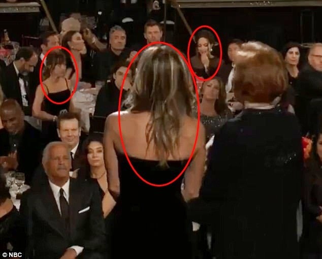 Sao nữ ’50 sắc thái’ lén nhìn Angelina Jolie phớt lờ Jennifer Aniston - ảnh 2