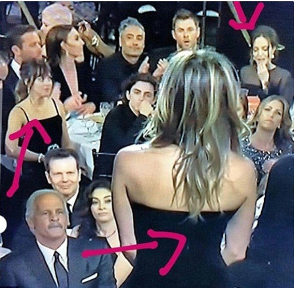 Sao nữ ’50 sắc thái’ lén nhìn Angelina Jolie phớt lờ Jennifer Aniston - ảnh 3
