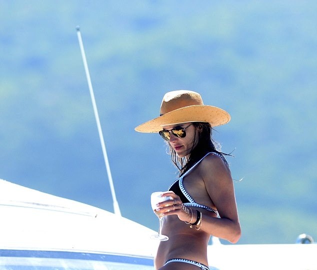 Rời Victoria’s Secret, Alessandra Ambrosio hóa thiên thần bikini ở biển - ảnh 12