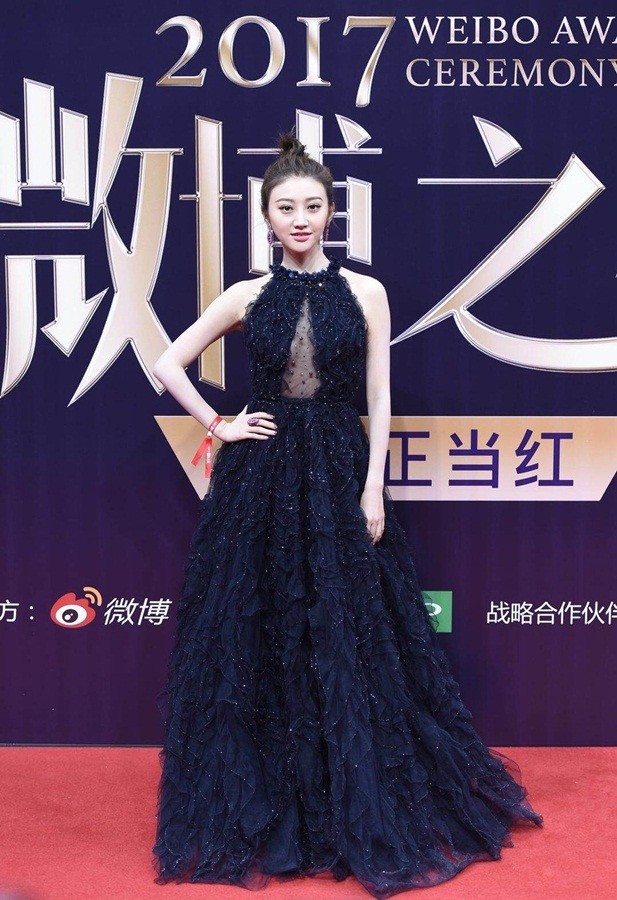 ‘Nữ hoàng Weibo’ Dương Mịch mặc gợi cảm, đọ sắc Angelababy - ảnh 13
