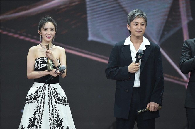 ‘Nữ hoàng Weibo’ Dương Mịch mặc gợi cảm, đọ sắc Angelababy - ảnh 4