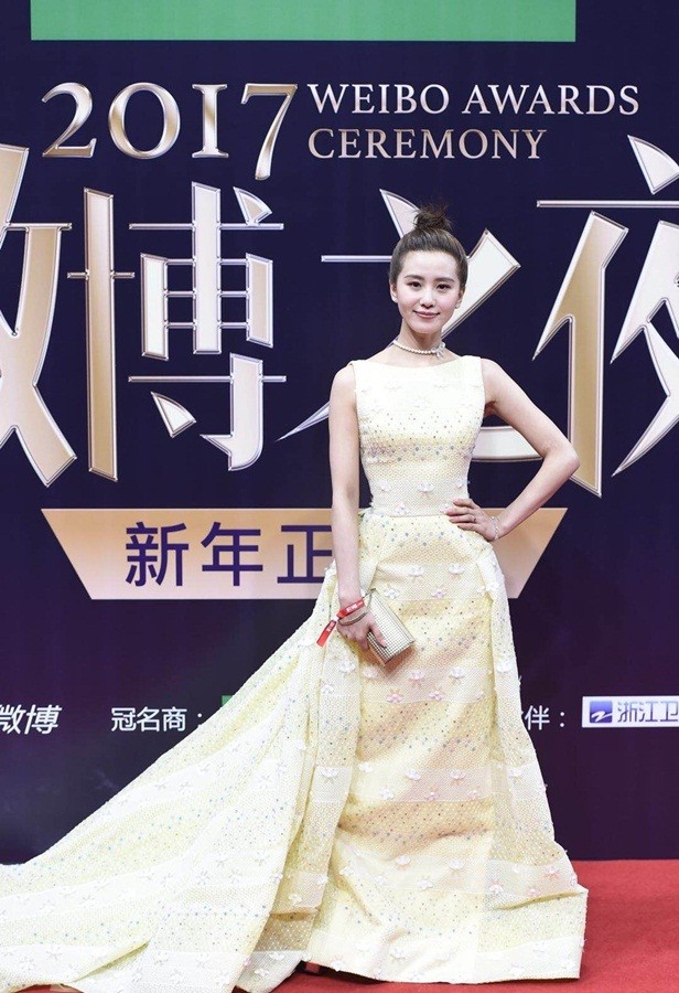 ‘Nữ hoàng Weibo’ Dương Mịch mặc gợi cảm, đọ sắc Angelababy - ảnh 11
