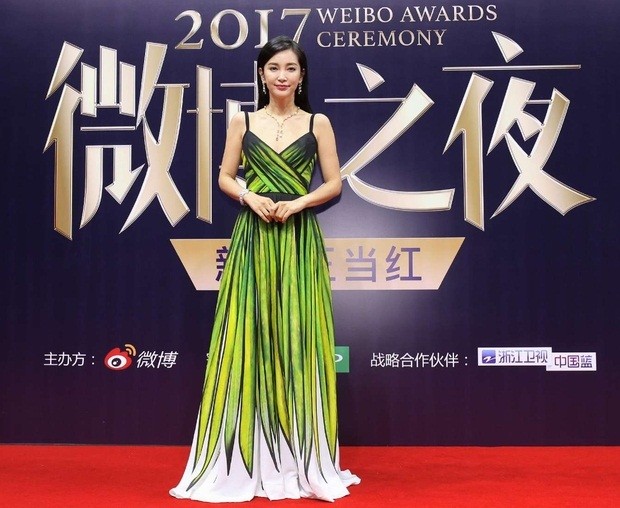 ‘Nữ hoàng Weibo’ Dương Mịch mặc gợi cảm, đọ sắc Angelababy - ảnh 8