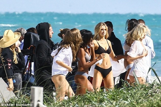 Dàn thiên thần Victoria’s Secret quyến rũ ngất ngây ở Miami - ảnh 14