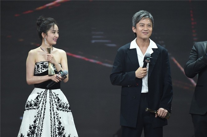 ‘Nữ hoàng Weibo’ Dương Mịch mặc gợi cảm, đọ sắc Angelababy - ảnh 3