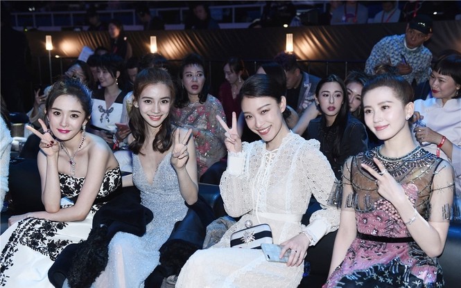 ‘Nữ hoàng Weibo’ Dương Mịch mặc gợi cảm, đọ sắc Angelababy - ảnh 1