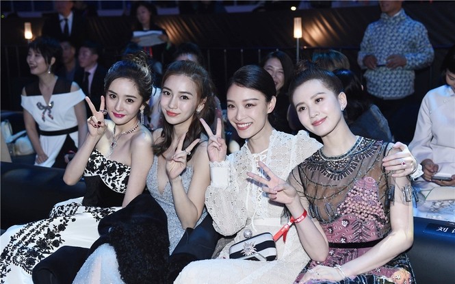 ‘Nữ hoàng Weibo’ Dương Mịch mặc gợi cảm, đọ sắc Angelababy - ảnh 2