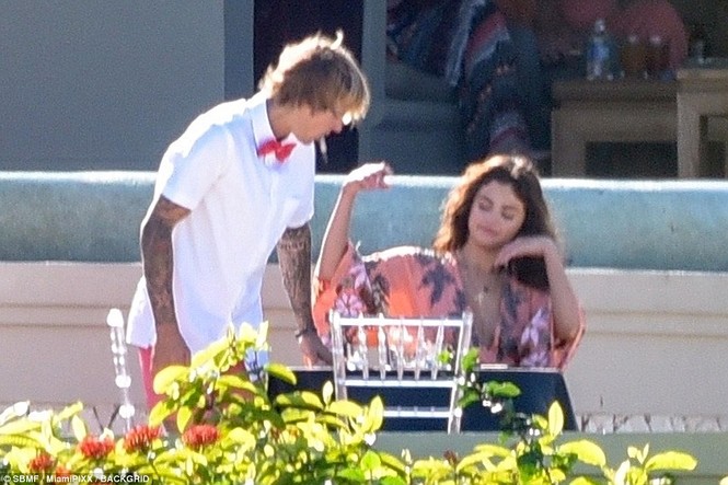 Selena Gomez Justin Bieber ôm nhau ở Jamaica - ảnh 7