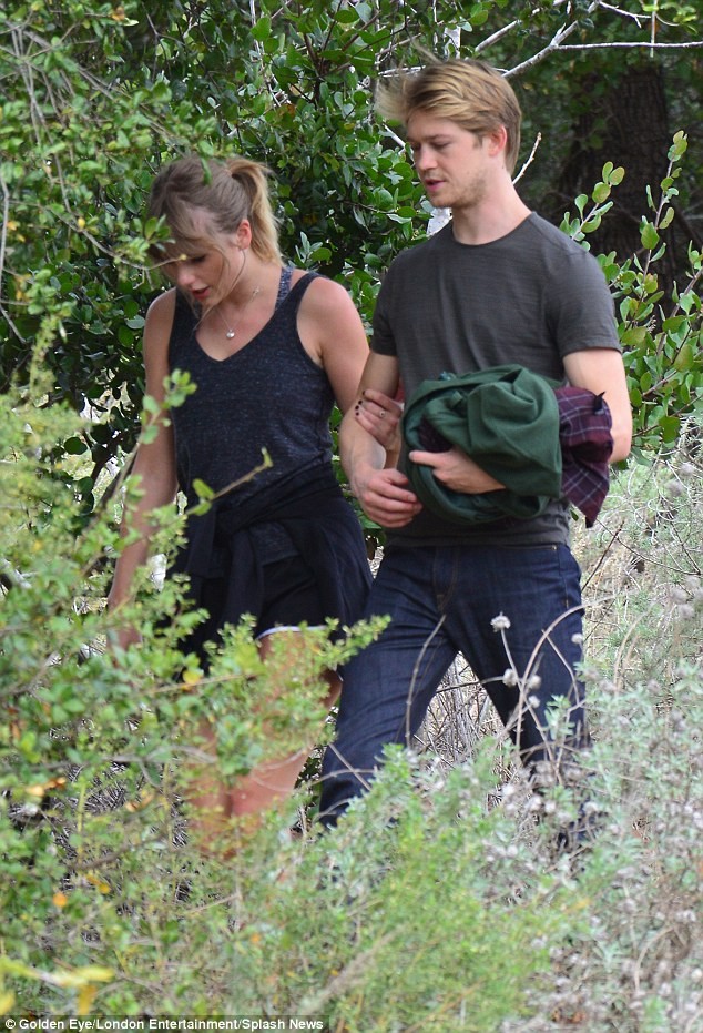 Taylor Swift hẹn hò Joe Alwyn - ảnh 5