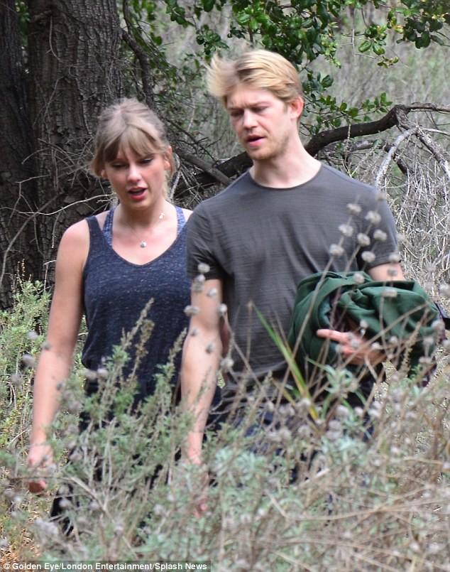 Taylor Swift hẹn hò Joe Alwyn - ảnh 7