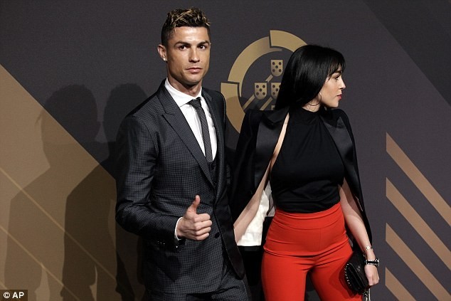 Người tình của Ronaldo khoe dáng 'gái một con' quyến rũ - ảnh 4
