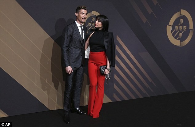 Người tình của Ronaldo khoe dáng 'gái một con' quyến rũ - ảnh 2