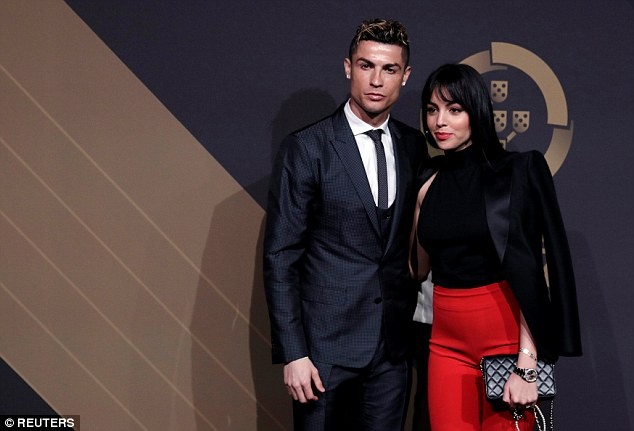 Người tình của Ronaldo khoe dáng 'gái một con' quyến rũ - ảnh 1