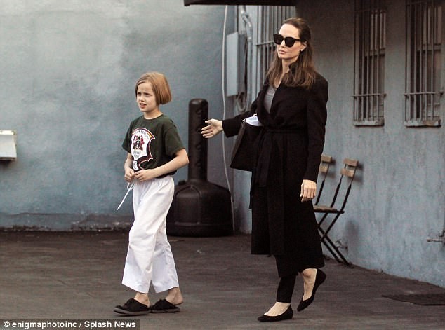 Angelina Jolie yêu doanh nhân bất động sản - ảnh 3