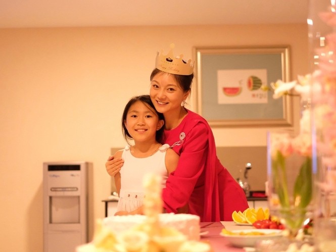 Đạo diễn Trương Nghệ Mưu mừng sinh nhật tuổi 68 bên vợ và các con - ảnh 9