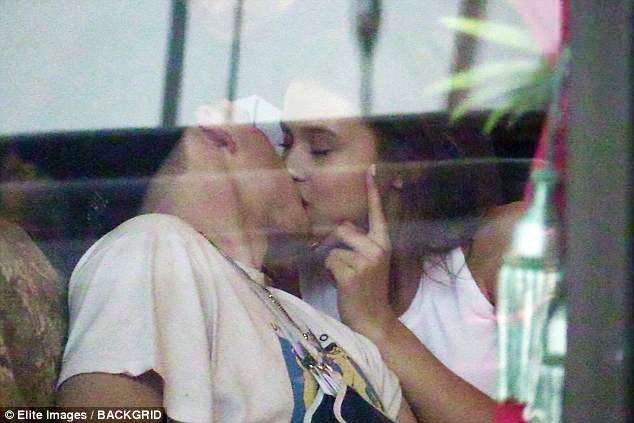 Brooklyn Beckham hôn gái lạ - ảnh 2
