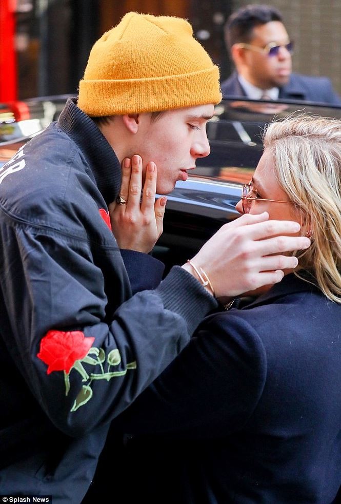 Brooklyn Beckham hôn gái lạ - ảnh 9