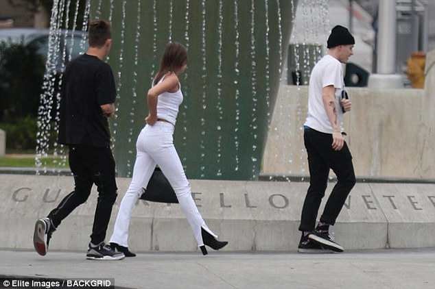 Brooklyn Beckham hôn gái lạ - ảnh 6