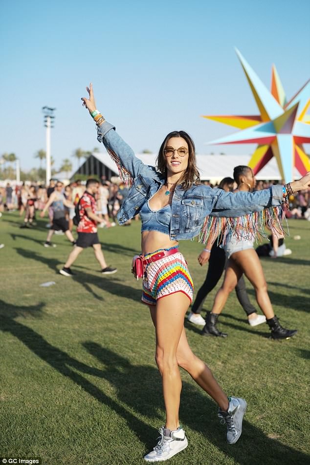 Alessandra Ambrosio Coachella 2018 - ảnh 1