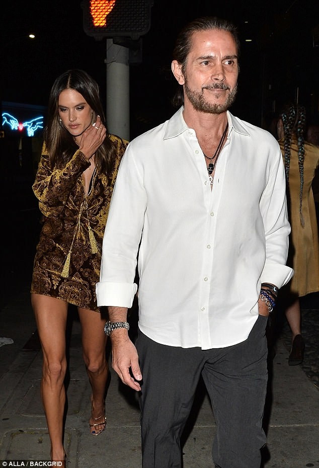 Mê mẩn dáng hoàn hảo của ‘nữ thần nội y’ Alessandra Ambrosio - ảnh 14