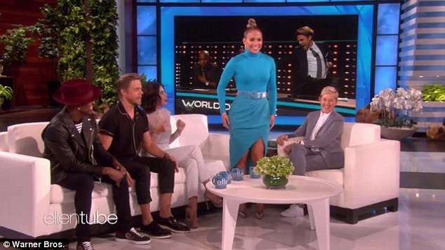 Jennifer Lopez hớ hênh khi diện váy xẻ cao nhảy sung - ảnh 2