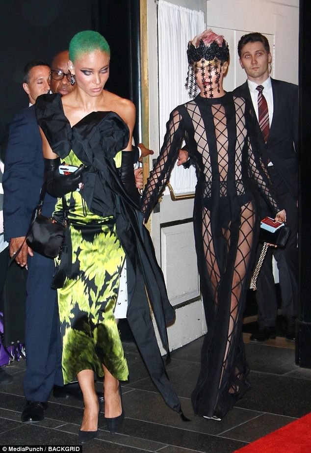 ‘Giật mình’ những bộ cánh đáng sợ, táo bạo nhất tại Met Gala 2018 - ảnh 3